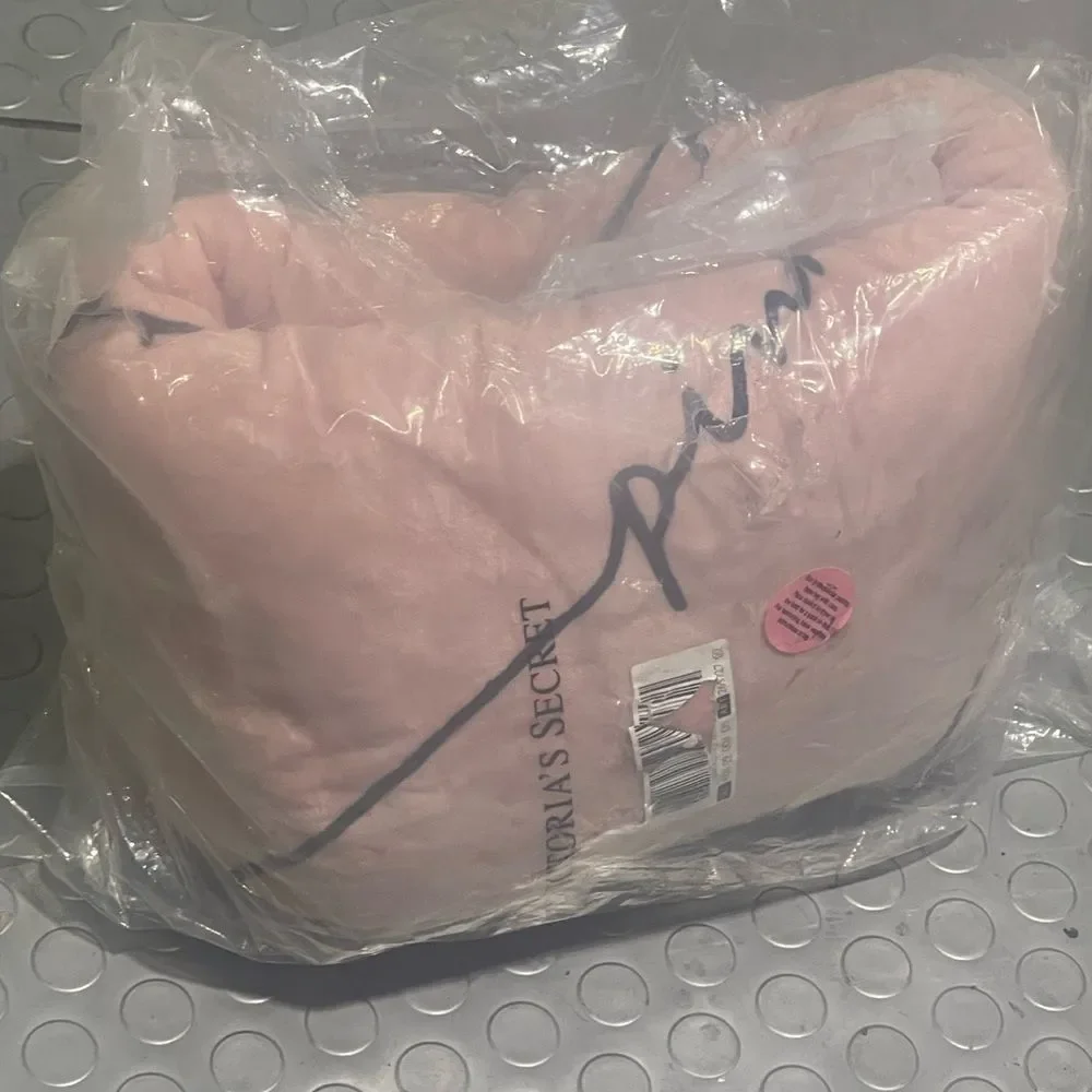 Twin VS pink throw blanket pink/script logo nwt/nip